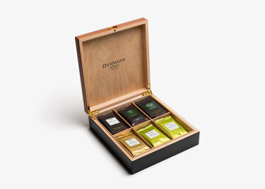 COFFRET "BIENVENUE"  Coffret en bois réunissant 42 sachets de 4 thés et 2 infusions